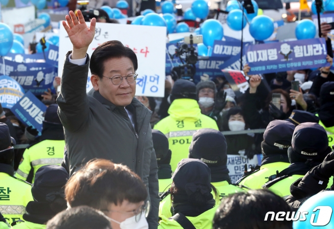  Ҿִ ǥ 嵿  Ư Ȥ    縦 ޱ  28   ʱ ߾û ⼮ ռ ڵ  λϰ ִ. 2023.1.28/1  News1 ̵ 