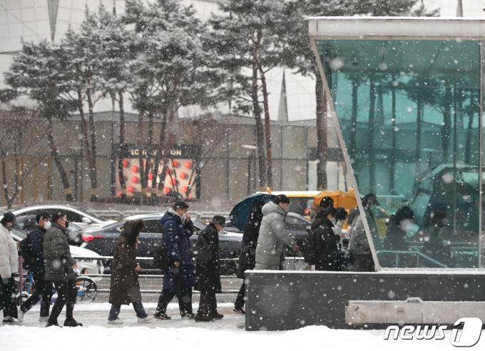 26일 오전 서울 송파구 잠실역에서 시민들이 출근길 발걸음을 옮기고 있다. 2023.1.26/뉴스1 ⓒ News1 구윤성 기자