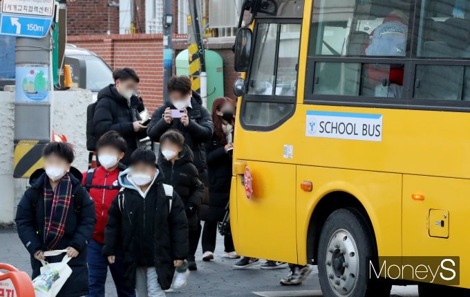 [머니S포토] '실내마스크 해제'…마스크 쓰고 등교하는 학생들
