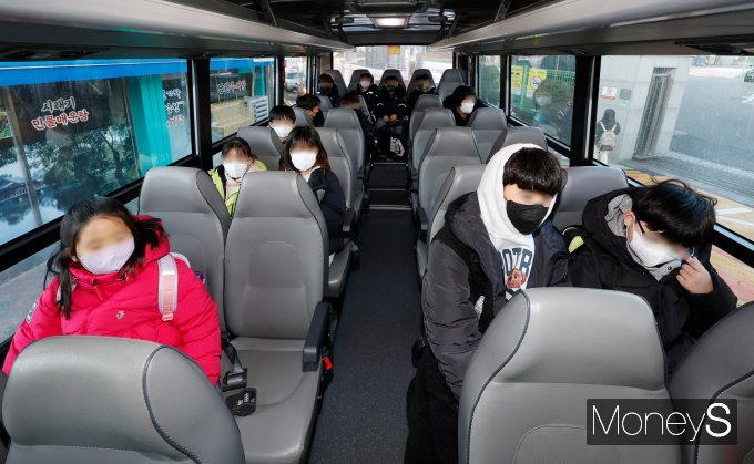 [머니S포토] 통학버스에서는 마스크 착용 필수