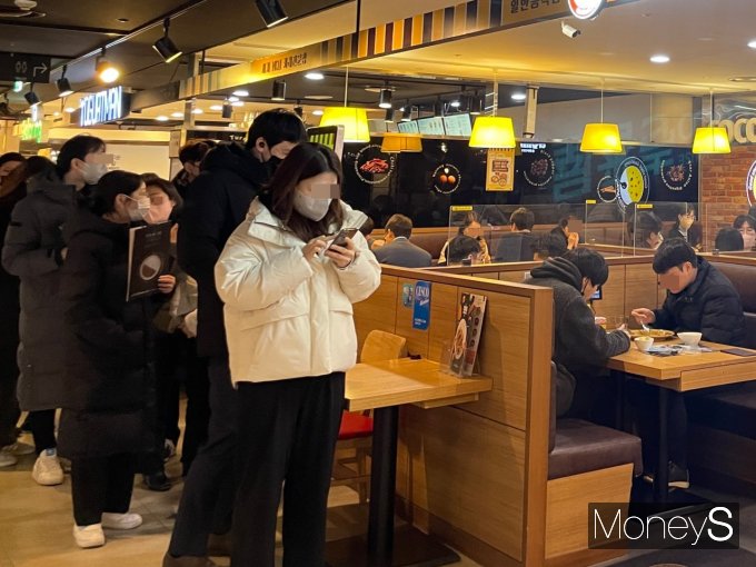 카페와 식당을 포함한 실내 마스크 의무화가 해제됐지만 대부분의 시민은 여전히 마스크를 착용한 모습이다. 사진은 30일 종각역 인근 식당에서 시민들이 마스크를 착용하고 줄을 선 모습. /사진=염윤경 기자