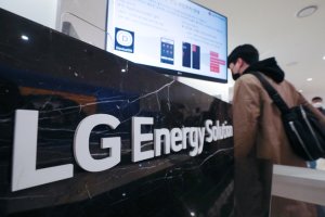 오버행 우려에도 선방… LG에너지솔루션 주가 전망은?
