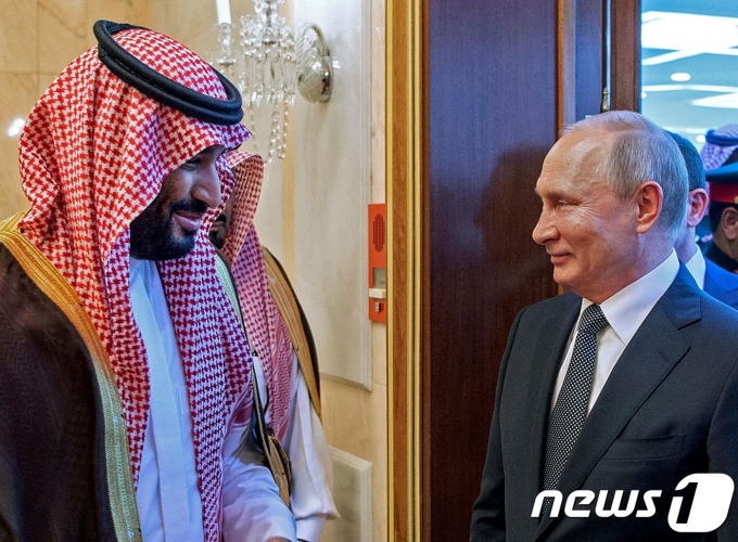 블라디미르 푸틴 러시아 대통령이 14일(현지시간) 리야드에서 무함마드 빈 살만 사우디아라비아 왕세자의 환영을 받고 있다. 푸틴 대통령이 2007년 이후 처음으로 12년 만에 미국의 동맹인 사우디를 방문했다. ⓒ AFP=뉴스1 ⓒ News1 우동명 기자