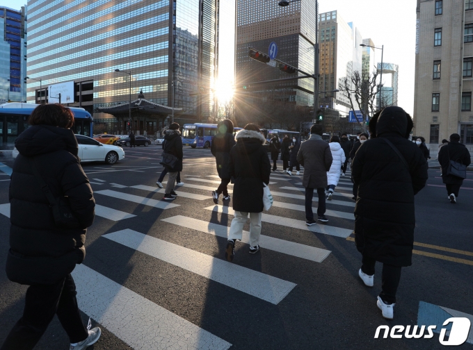 25   ȭװŸ  ޸ ģ ùε ٱ ߰ ű ִ.  2023.1.25/1  News1 ſ 