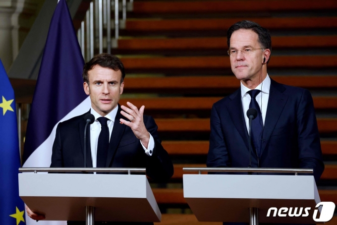 에마뉘엘 마크롱 프랑스 대통령(왼쪽)과 마르크 뤼터 네덜란드 총리가 30일(현지시간) 헤이그에서 회담한 뒤 공동 기자회견을 열고 취재진의 질문에 답하고 있다. ⓒ AFP=뉴스1 ⓒ News1 강민경 기자