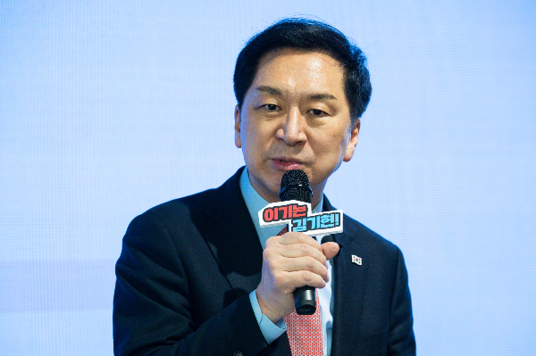 김기현 국민의힘 의원이 안철수 의원을 향해 "구멍 난 양말을 신을 정도로 가난한지 모르겠다"고 지적했다. 사진은 지난 29일 서울 마포구 한 카페에서 열린 '김기현과 함께 새로운 미래' 타운홀 미팅에서 발언하는 김 의원. /사진=뉴스1