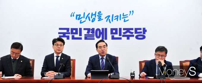 [머니S포토] 원내대책회의서 발언하는 박홍근 원내대표