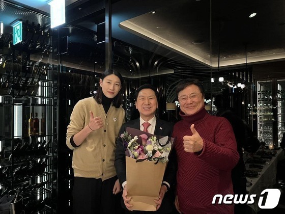 배구선수 김연경씨(왼쪽부터)와 김기현 국민의힘 의원, 가수 남진씨(사진=김기현 의원 페이스북) ⓒ News1