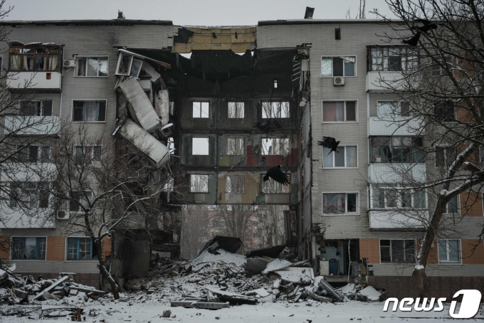 30일(현지시간) 우크라이나 도네츠크 바흐무트에서 러시아 군의 포격을 받아 박살난 건물이 보인다. ⓒ AFP=뉴스1 ⓒ News1 우동명 기자