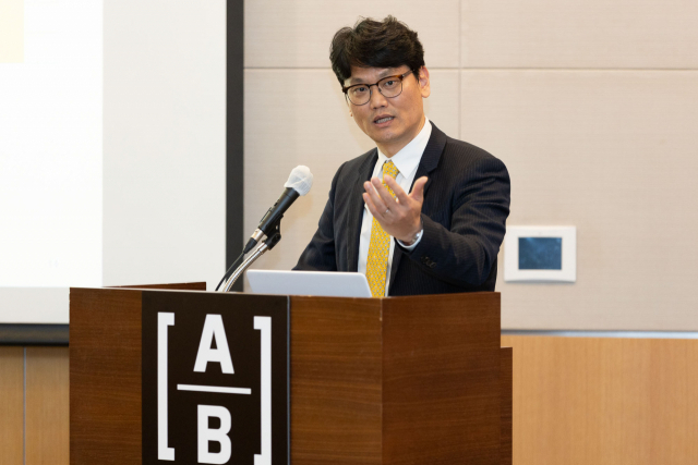 1일 여의도 전경련회관에서 열린 ‘AB자산운용 2023년 글로벌 증시 전망 기자간담회’에서 유재흥 선임 포트폴리오 매니저가 채권 전망을 발표하고 있다./사진=AB자산운용