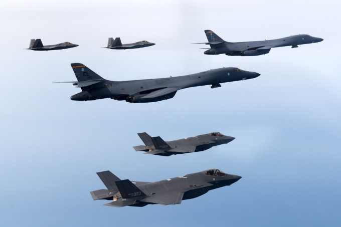 ѹ  1   츮  F-35A   B-1B ݱ  F-22F-35B     հƷ ϰ ִ .( )