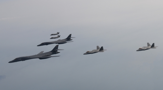 한미 공군이 1일 서해 상공에서 우리 측의 F-35A 전투기와 미측의 B-1B 전략폭격기 및 F-22·F-35B 전투기 등이 참여한 가운데 연합공중훈련을 시행하고 있는 모습.(국방부 제공)