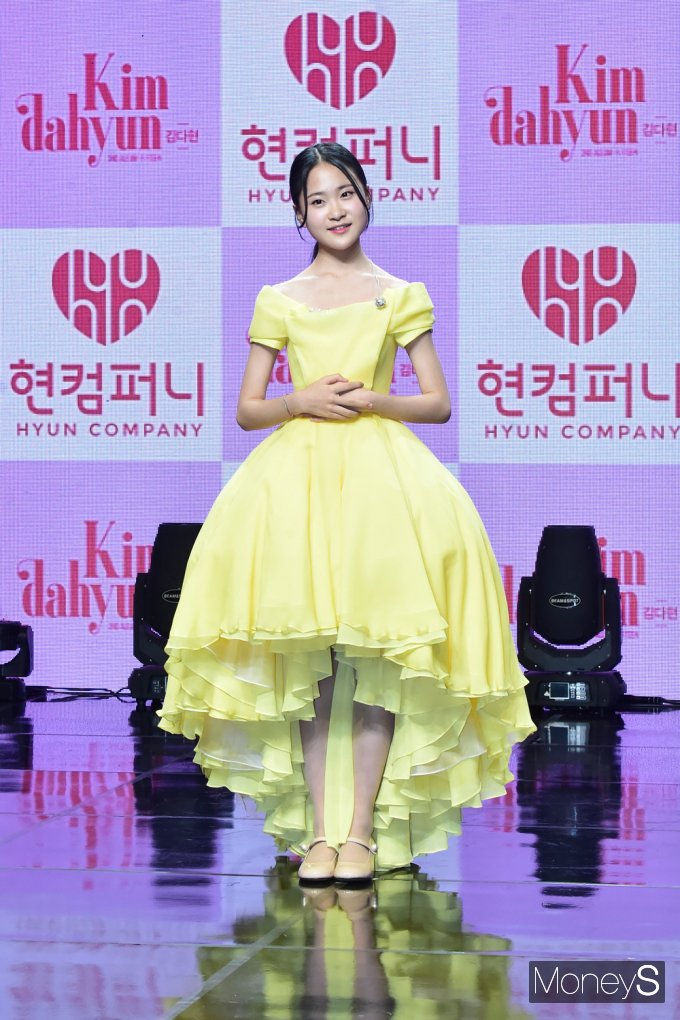 [머니S포토] 봄이 찾아오나… '열 다섯' 김다현, 상큼 노란 드레스 입고