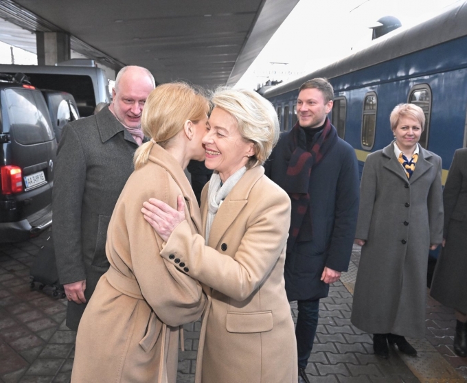 우르줄라 폰데어라이엔 유럽연합(EU) 집행위원장과 고위 당국자들이 2일(현지시간) 우크라이나 수도 키이우 기차역에 도착해 환영을 받고 있다. 2023.2.2 (우르줄라 폰데어라이엔 트위터 제공)