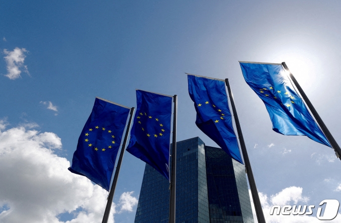 독일 프랑크푸르트 유럽 중앙은행(ECB) 본점 앞에 유럽연합(EU) 깃발이 바람에 날리고 있다. 18.04.26 ⓒ 로이터=뉴스1 ⓒ News1 권진영 기자