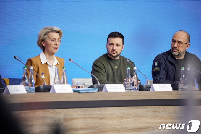 우르줄라 폰데어라이엔(왼쪽) 유럽연합 집행위원장과 볼로디미르 젤렌스키 우크라이나 대통령(가운데), 데니스 슈미할 우크라이나 총리(오른쪽)가 2일(현지시간) 키이우에서 열린 EU-우크라이나 정상회담에 참석하고 있다. 2023.02.02/뉴스1 ⓒ 로이터=뉴스1 ⓒ News1 김민수 기자