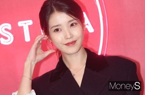 '♥이종석' 아이유, 비활동기에도 1위… '연애·일' 두 토끼 잡았다