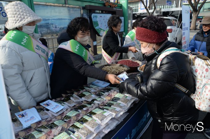 농협전남지역본부는 오는 5일 정월대보름을 맞아 목포역 광장에서 농가주부모임 전남도연합회와 함께 여성농업인이 생산한 잡곡 및 부럼(1000세트) 나눔 행사를 진행했다/사진=농협전남지역본부 제공.