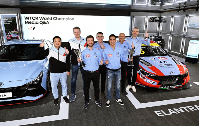 가브리엘 타퀴니(오른쪽 2번째)는 현대자동차의 2022 WTCR 우승 비결로 차의 성능을 꼽았다. /사진제공=현대자동차