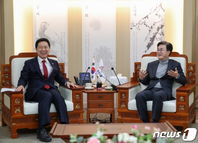 3일 오후 국민의힘 당권주자인 김기현(왼쪽) 의원이 충남도청을 방문해 김태흠 충남지사와 차담을 나누고 있다. 2023.2.3/뉴스1 ⓒ News1 이찬선 기자