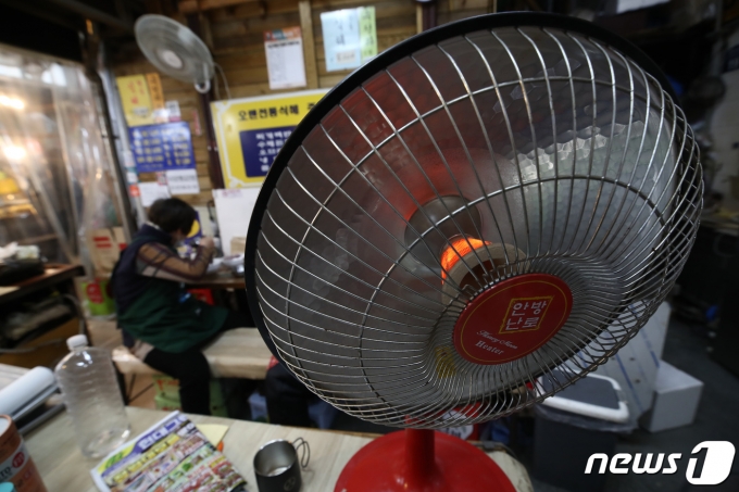 공공요금 급등으로 소상공인 부담이 커지는 가운데 서울 시내 전통시장 분식집에 전기난로가 놓여 있다. 2023.2.2/뉴스1 ⓒ News1 김민지 기자