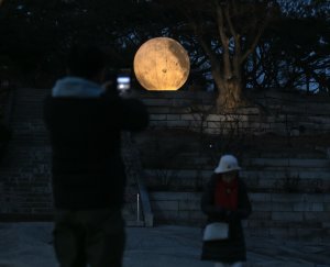 [오늘 날씨] 한낮은 포근… 전국에서 보름달 볼 수 있을 듯