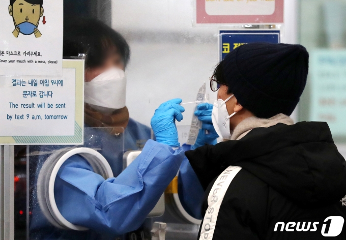 서울 송파구 보건소 선별진료소에서 한 시민이 PCR검사를 받고 있다./뉴스1 ⓒ News1 김진환 기자