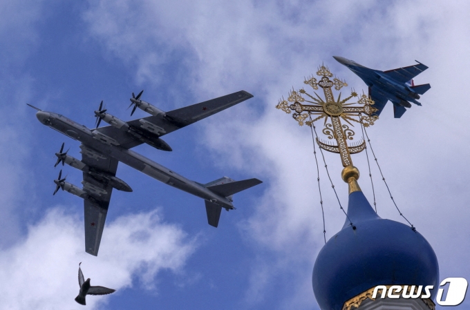 지난해 5월6일(현지시간) 러시아 전략폭격기 Tu-95ms와 Su-35S전투기가 모스크바 붉은광장에서 제2차세계대전 승전기념일 행사 리허설을 하고 있는 모습. 2022.05.06/뉴스1 ⓒ 로이터=뉴스1 ⓒ News1 김민수 기자