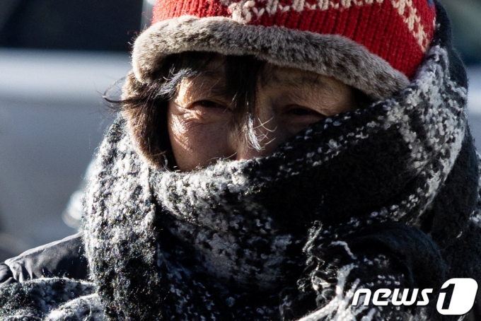 3일(현지시간) 미국 뉴욕에서 한 여성이 매서운 겨울바람을 막기 위해 목도리와 니트 모자까지 쓰고 눈만 쏙 빼놓은 채 걷고 있다. ⓒ 로이터=뉴스1 ⓒ News1 권진영 기자