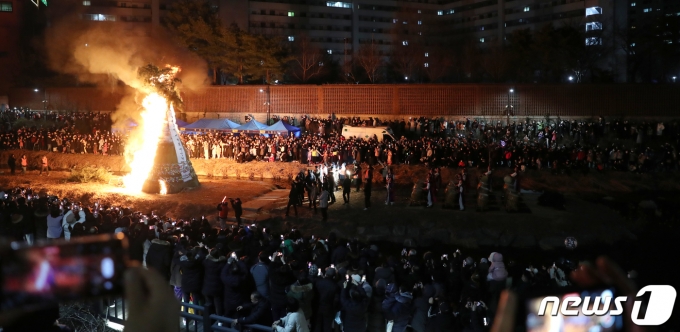 뺸 Ϸ յ 4   õ ֹε ׿  ¿鼭  ׿ ġ ҿ븦 ϰ ִ. 2023.2.4/1  News1  