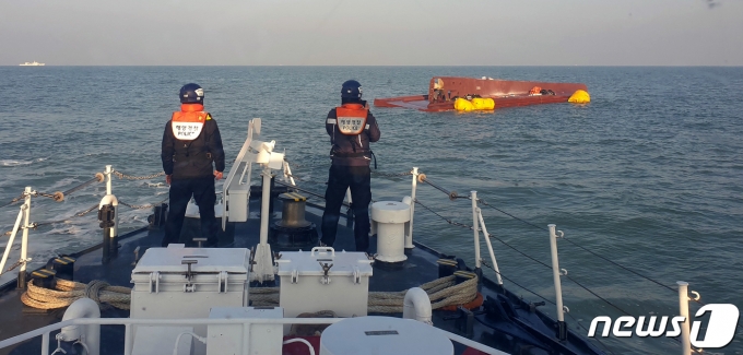 목포해양경찰이 5일 오전 전남 신안군 임자면 대비치도 인근 해역에서 어선 전복으로 실종된 9명에 대한 수색을 벌이고 있다. (목포해양경찰서 제공) 2023.2.5/뉴스1