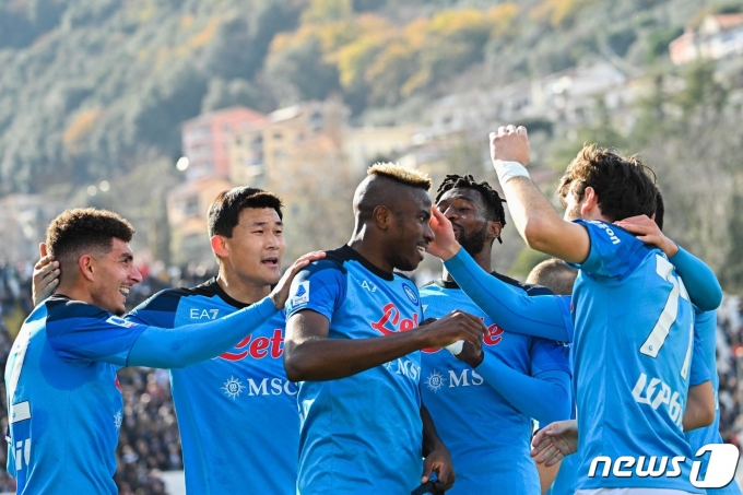 김민재(왼쪽에서 두 번째)와 나폴리 선수들 ⓒ AFP=뉴스1