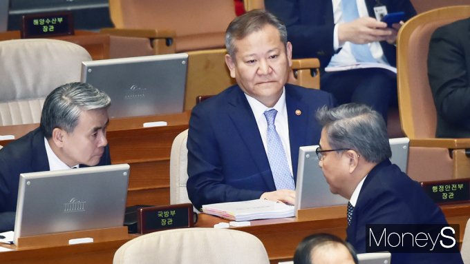 [머니S포토] 대정부질문 첫날, 의견 나누는 국방·행안·외교 장관