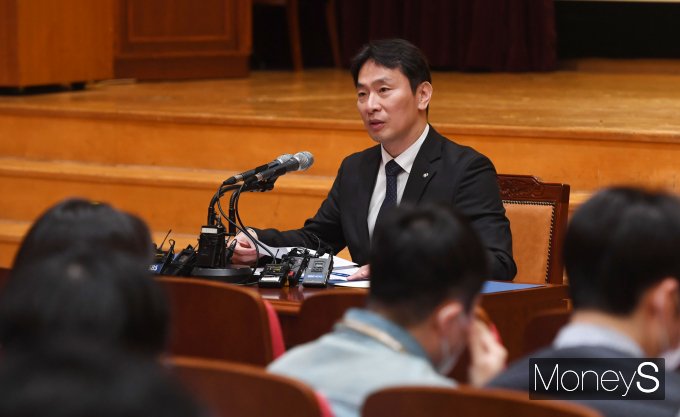 [머니S포토] 이복현 금감원장 '은행지주 지배구조 감독·소통 강화할 것'