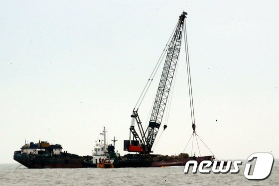 6일 오후 전남 신안군 임자면 대비치도 서쪽 해상에서 해경 등 구조당국이 전복된 '청보호'의 인양 작업을 하고 있다. 24톤급 근해 통발어선 청보호는 지난 4일 오후 11시19분쯤 전복돼 승선원 12명 중 9명이 실종됐다. 이 가운데 4명은 수색 결과 선박 내에서 숨진 채 발견됐다./뉴스1