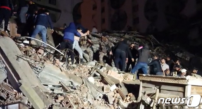 6일(현지시간) 튀르키예 디야르비키르를 강타한 규모 7.8 지진으로 인명피해가 늘고 있다. ⓒ AFP=뉴스1