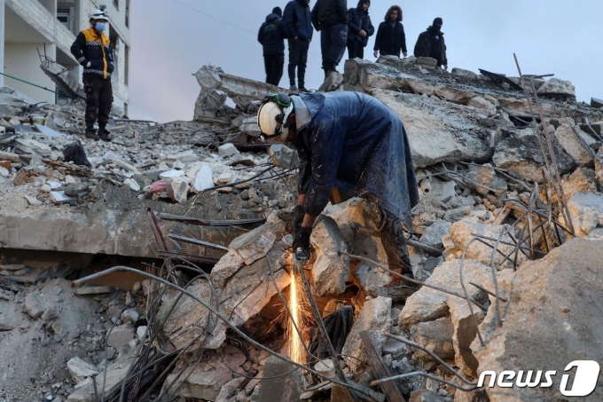 6일(현지시간) 시리아 자르다나에서 민방위대 대원이 그물망처럼 얽혀버린 철근을 잘라내며 잔해 속에 갇힌 생존자를 찾고 있다. 이날 새벽 발생한 규모 7.8 강진으로 시리아와 튀르키예에서는 500명 이상이 숨진 것으로 전해졌다. ⓒ AFP=뉴스1 ⓒ News1 권진영 기자