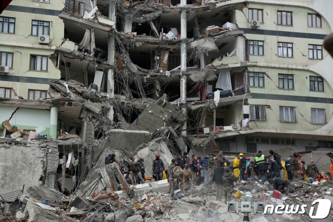 구조대원들이 6일(현지시간) 튀르키예(터키) 디야르바키르에서 발생한 지진 후 잔해 속에서 생존자를 찾고 있다. 튀르키예와 시리아 측 발표에 따르면 이날 지진으로 인한 사망자는 1400명을 넘었다. 23.02.06 ⓒ 로이터=뉴스1 ⓒ News1 김예슬 기자