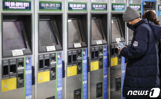 서울 시내 지하철역에서 시민들이 승차권을 구매하는 모습. /뉴스1 ⓒ News1 김도우 기자