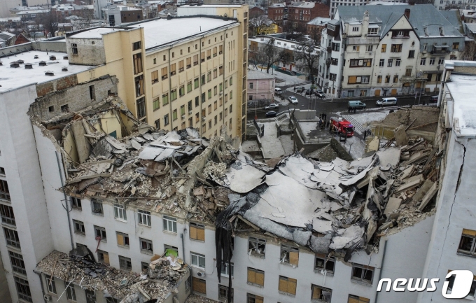 러시아군의 포격으로 무너진 우크라이나 하르키우 시내 대학 건물. ⓒ 로이터=뉴스1