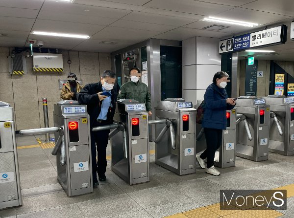 7일 낮 12시 서울 종각역 1호선 개찰구를 오가는 승객 대부분이 노년층이었다.  /사진=염윤경 기자
