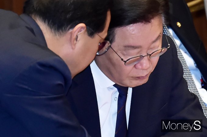 [머니S포토] 경제분야 대정부질문, 의견 나누는 野 지도부