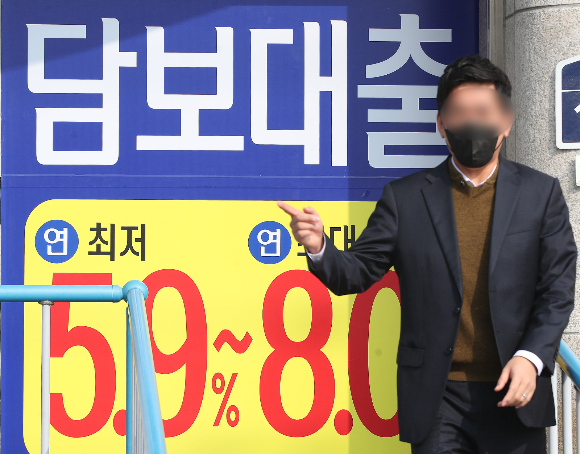 인터넷전문은행들이 혼합형 주담대 최저금리를 3%대로 낮췄다. 사진은 경기도 수원시의 한 은행에 담보대출 금리 관련 현수막이 걸려 있는 모습./사진=뉴스1
