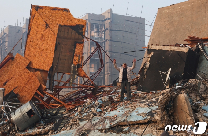 7일 튀르키예(터키) 남동부 하타이에서 강진으로 무너진 건물 폐허 속 한 남성이 두 손을 번쩍 들고 서있다. 이번 지진으로 튀르키예와 시리아에서 집계된 사망자 수는 4300명을 훌쩍 넘기고 있다. ⓒ 로이터=뉴스1 ⓒ News1 박재하 기자
