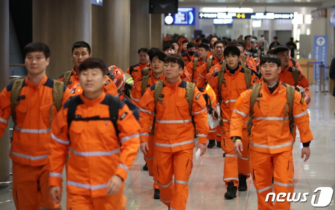 튀르키예 지진 실종자 수색 등을 위한 대한민국 긴급구호대(KDRT) 대원들이 7일 오후 인천국제공항 제1여객터미널을 통해 출국하고 있다. 2023.2.7/뉴스1 ⓒ News1 구윤성 기자