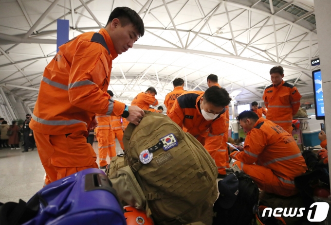 튀르키예 지진 실종자 수색 등을 위한 대한민국 긴급구호대(KDRT) 대원들이 7일 오후 인천국제공항을 통해 출국하고 있다.  2023.2.8/뉴스1 ⓒ News1 구윤성 기자
