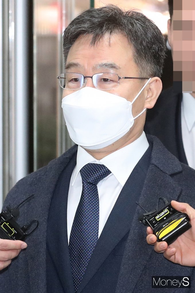 [머니S포토] 대장동 뇌물 1심 선고… 취재진 질문받는 '김만배'