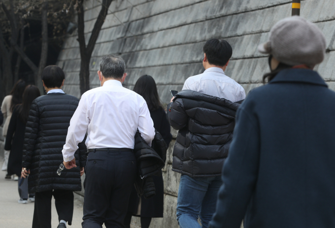 9일은 기온이 따뜻하고 미세먼지가 해소될 전망이다. 사진은 7일 서울 청계광장에서 겉옷을 벗고 산책하는 시민들의 모습. /사진=뉴스1