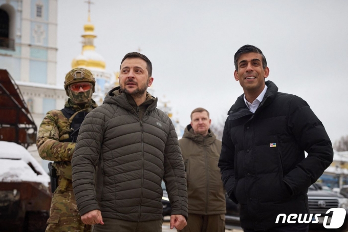볼로디미르 젤렌스키 우크라이나 대통령이 19일(현지시간) 키이우를 깜짝 방문한 리시 수낵 영국 총리와 파괴된 러시아 군사 장비 전시회를 방문하고 있다. ⓒ AFP=뉴스1 ⓒ News1 우동명 기자