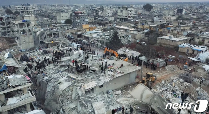 6일(현지시간) 튀르키예(터키)와 시리아를 덮친 대지진으로 인해 시리아 알레포 지역의 수많은 건물이 붕괴된 가운데, 현재 수색 및 구조 작업이 한창이다. 양국에서 이번 지진 여파로 현재까지 파악된 사망자만 7800명 이상에 달한다. ⓒ 로이터=뉴스1 ⓒ News1 이유진 기자